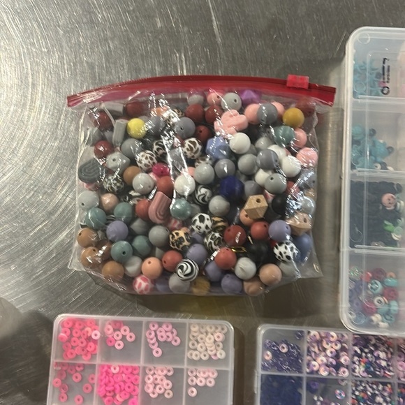 Multi bead craft bundle with keychains and little coin card, purses - Picture 5 of 7